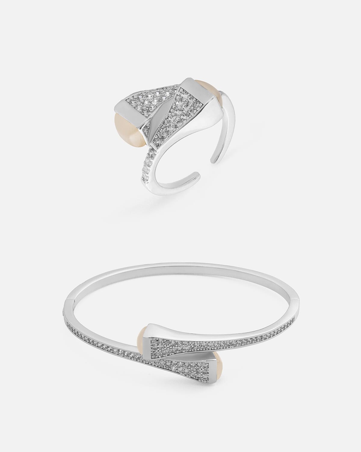 ‎ طقم نسائي جذاب بلون فضي